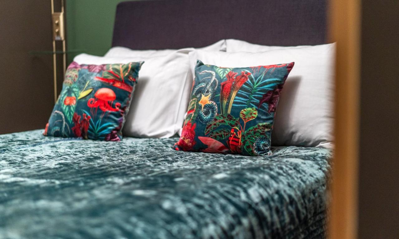Moderate Zimmer mit Queensize-Bett, ohne Fenster