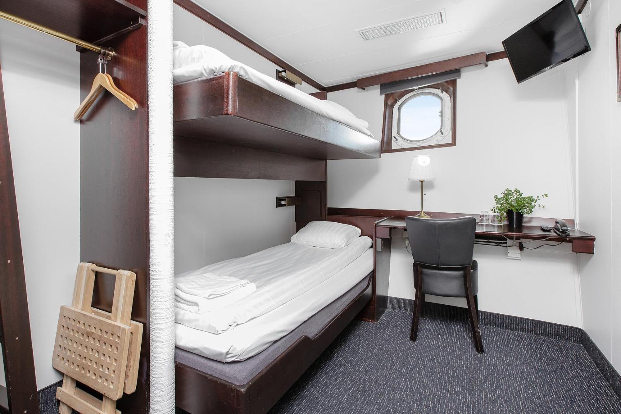 Cabin on Boat with Sea View (2 Adults),1438168075:JPEG