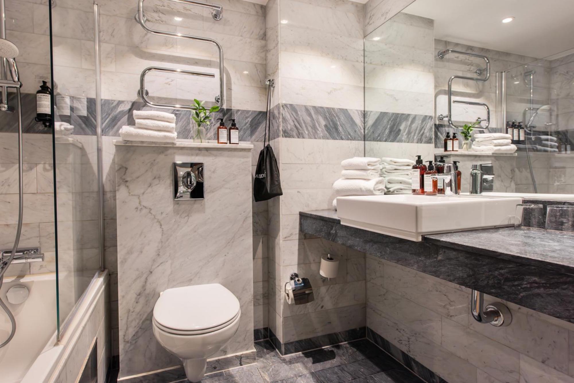 Deluxe Room,1589558514:JPEG