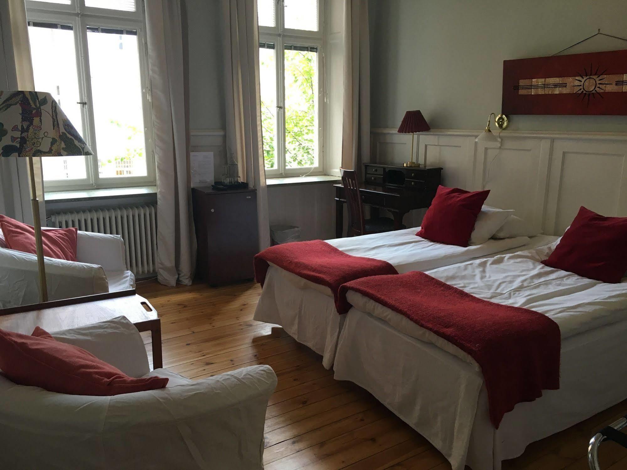 Large Double Room with Shared Bathroom