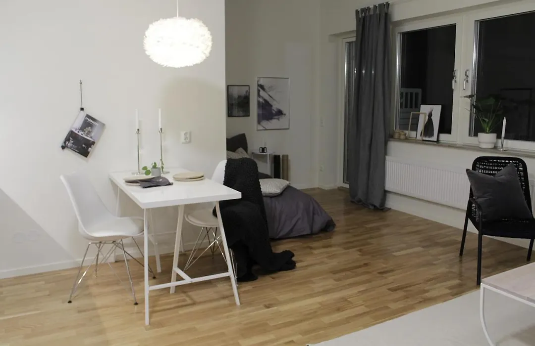 Apartment 24, Hotell-1
