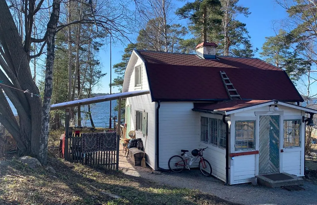 Charmig Stuga Av Rustik Stil I Stockholms Omrade-1