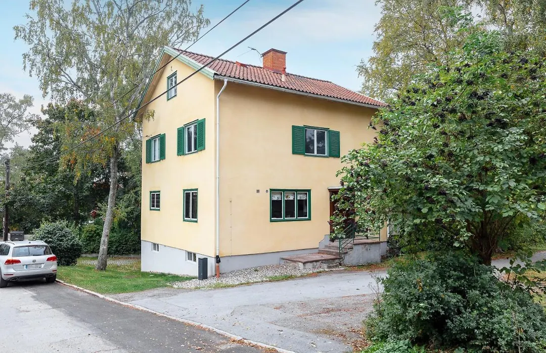 Fantastic 4 Bedroom Home In Bromma With Everything-1