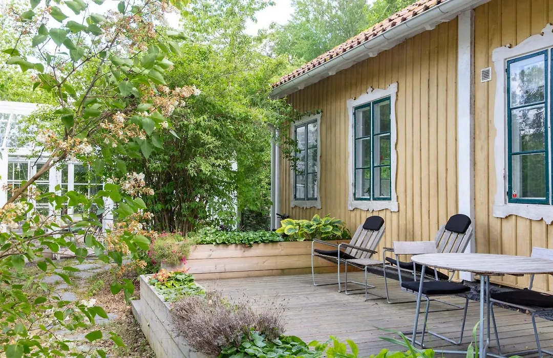 Peaceful, Picturesque Lake & Forest Retreat-1