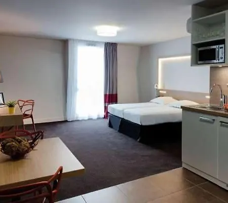 Apartment 24, Hotell-2