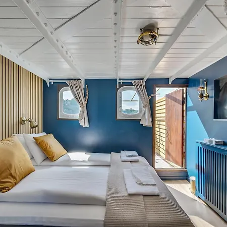 Maelardrottningen Yacht Hotel-3