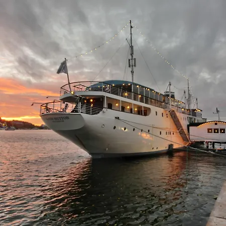 Maelardrottningen Yacht Hotel-2